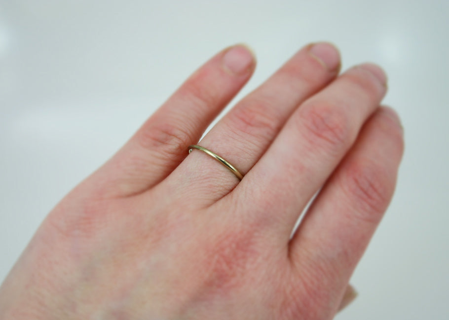 Ronde ring 1,2mm breed 14k goud