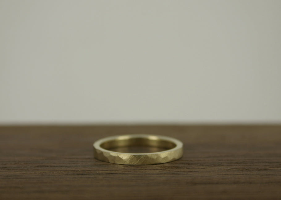 Trouwring Goud Excellent gehamerd en Satijn Geborsteld, 14k goud 1,5mm dik