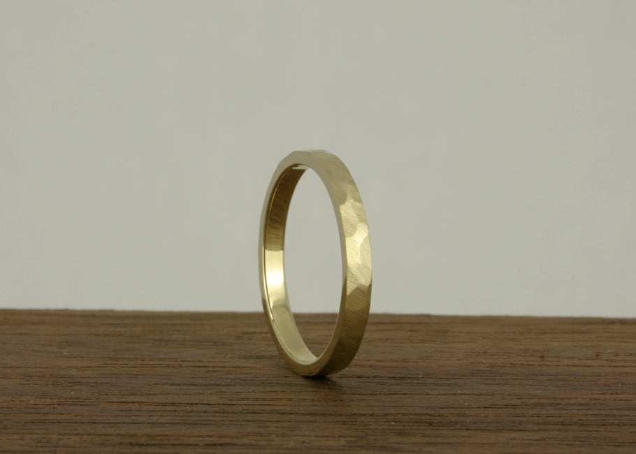 Trouwring Goud gehamerd en Satijn Geborsteld Elegant