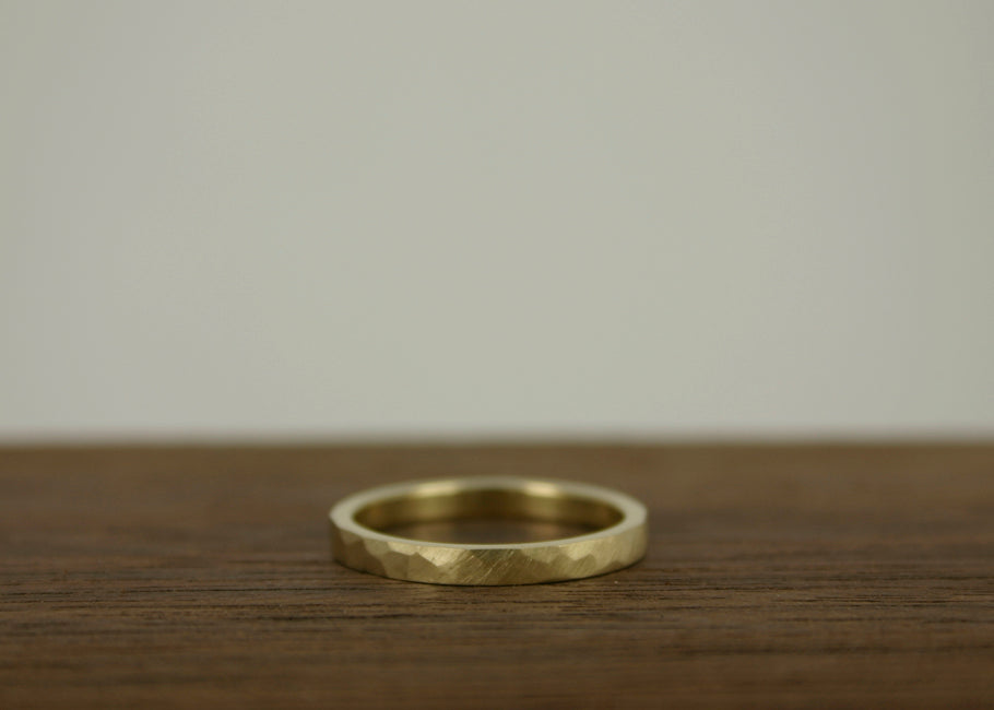Trouwring Goud gehamerd en Satijn Geborsteld Elegant