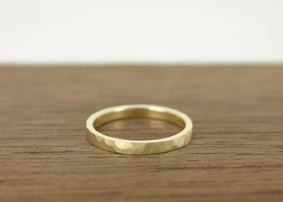 Trouwring Goud gehamerd en Satijn Geborsteld Elegant