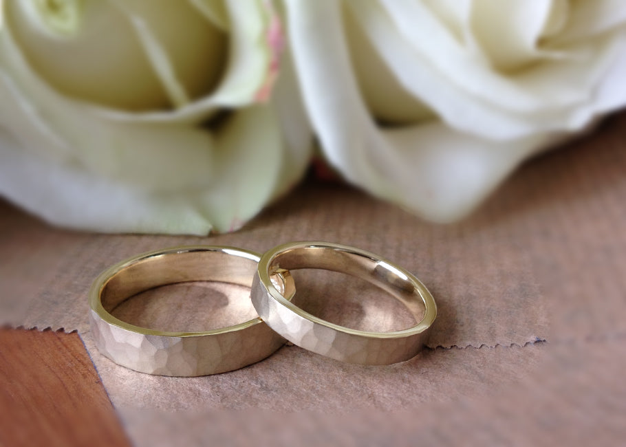 Trouwring Goud Excellent gehamerd en Satijn Geborsteld, 14k goud 1,5mm dik