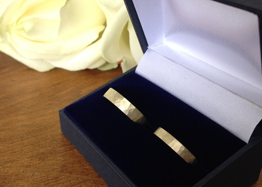 Trouwring Goud Excellent gehamerd en Satijn Geborsteld, 14k goud 1,5mm dik
