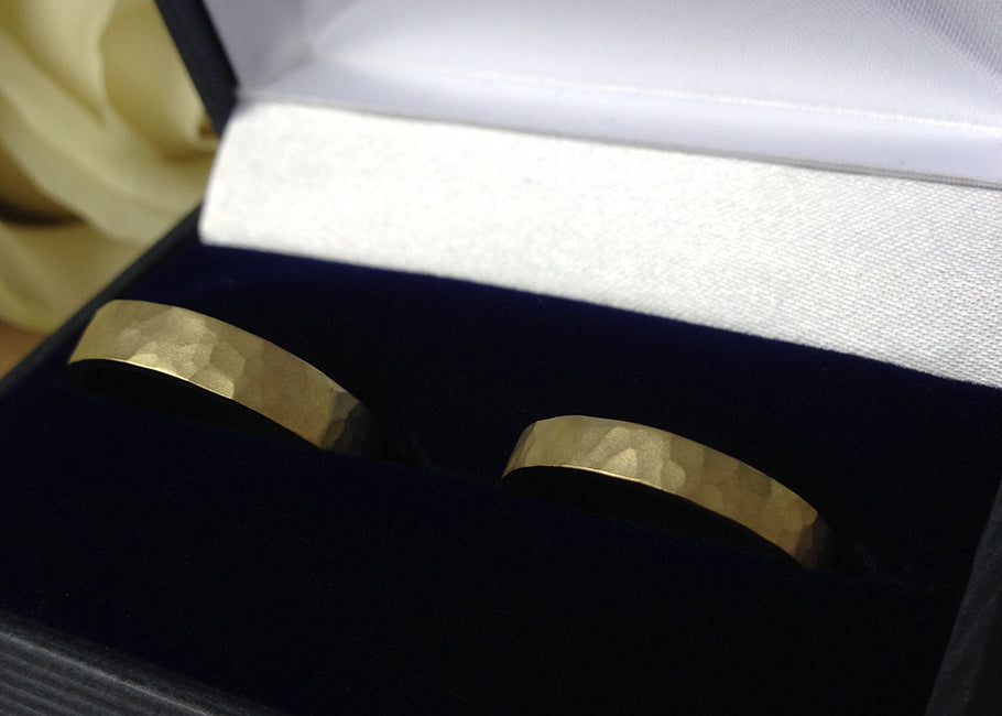 Trouwring Goud Excellent gehamerd en Satijn Geborsteld, 14k goud 1,5mm dik