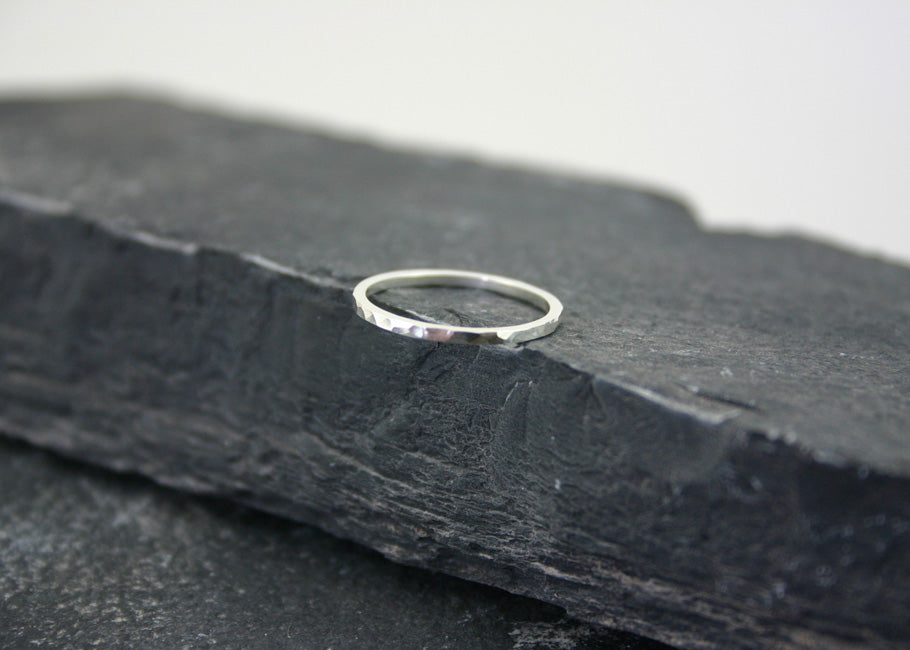 Wit Gouden Gehamerde ring, 14k wit goud, smalle ring