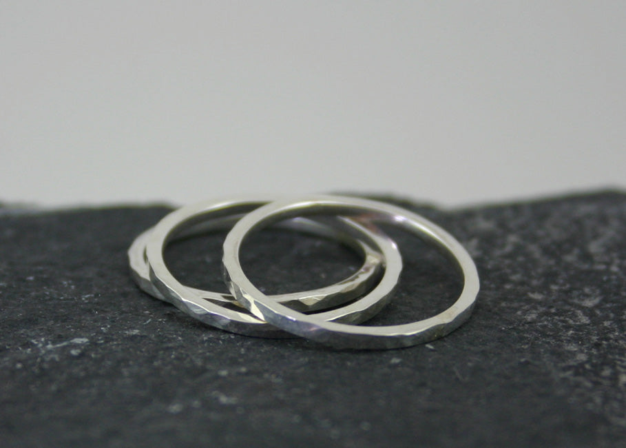 Wit Gouden Gehamerde ring, 14k wit goud, smalle ring