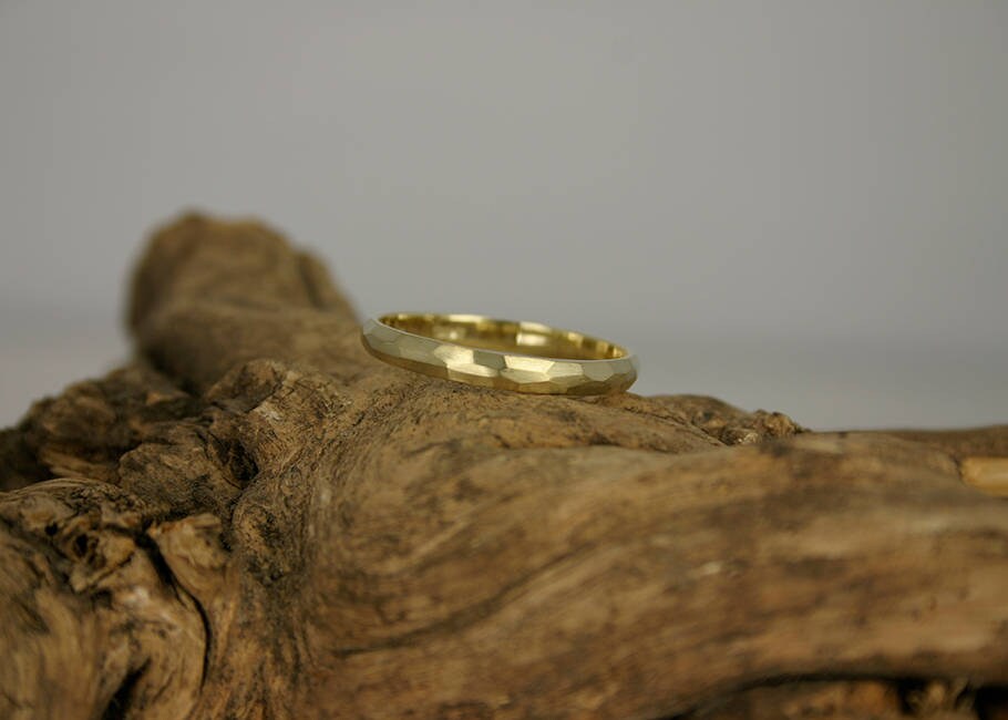 Gouden ring Facet gesatineerd