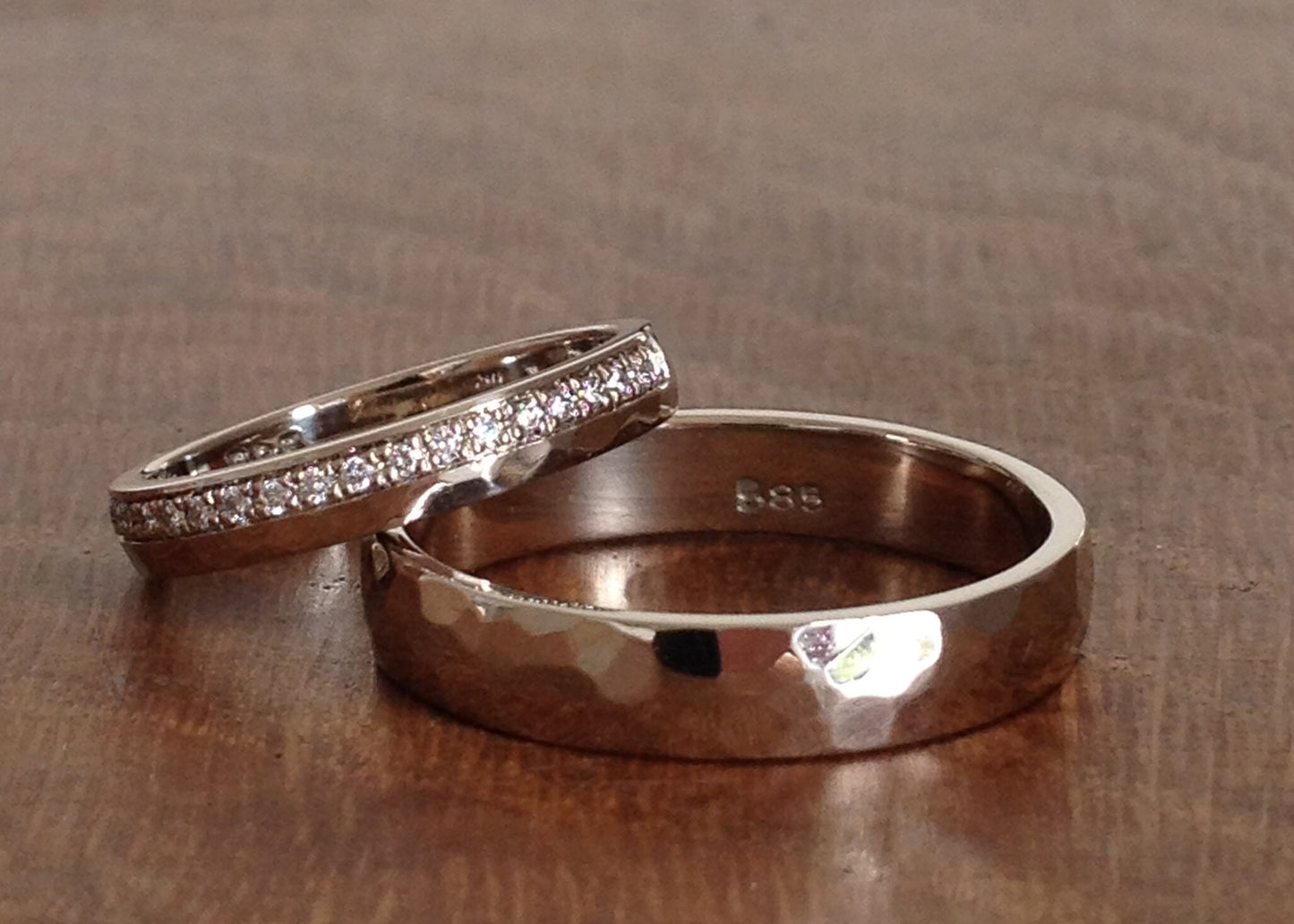 Wit Gouden Diamanten half Eternity Ring met hamerstructuur. 14k wit gouden ring