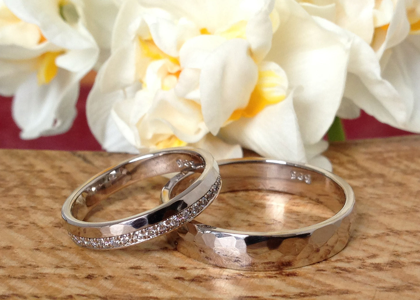 Wit Gouden Diamanten half Eternity Ring met hamerstructuur. 14k wit gouden ring