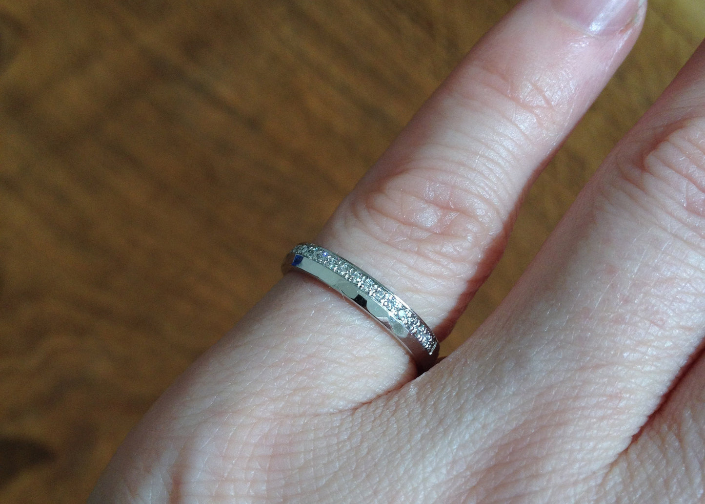 Wit Gouden Diamanten half Eternity Ring met hamerstructuur. 14k wit gouden ring
