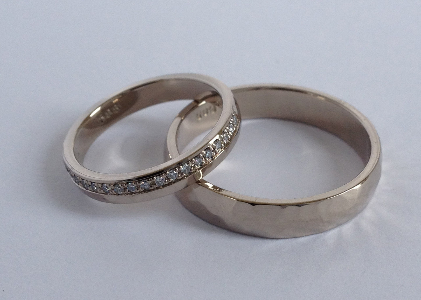 Wit Gouden Diamanten half Eternity Ring met hamerstructuur. 14k wit gouden ring
