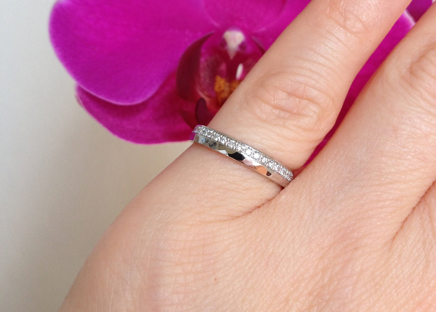 Wit Gouden Diamanten half Eternity Ring met hamerstructuur. 14k wit gouden ring