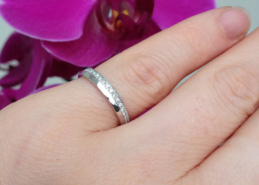 Wit Gouden Diamanten half Eternity Ring met hamerstructuur. 14k wit gouden ring