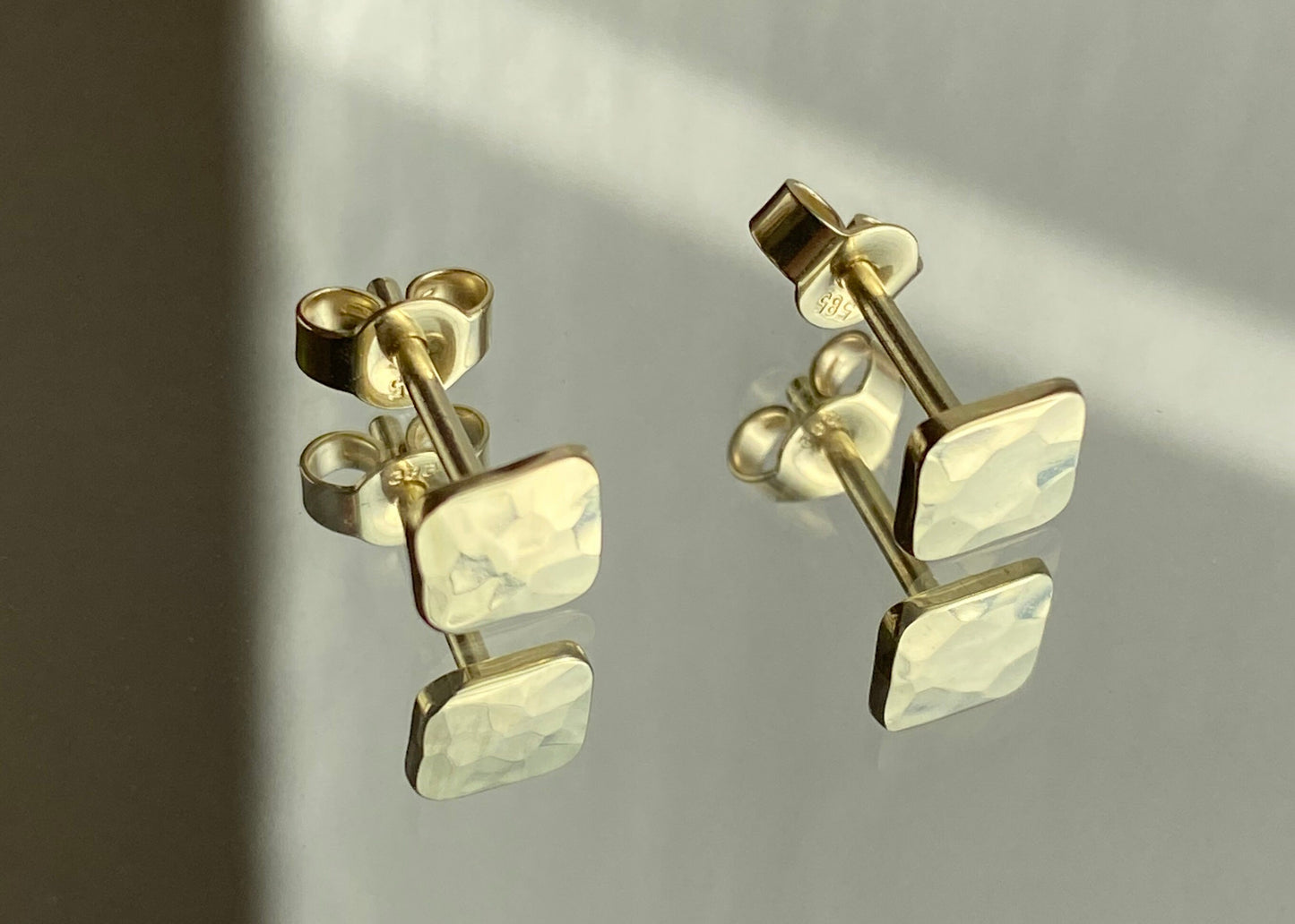 Gehamerd gouden oorstekers 14k goud, kleine cushion oorbellen