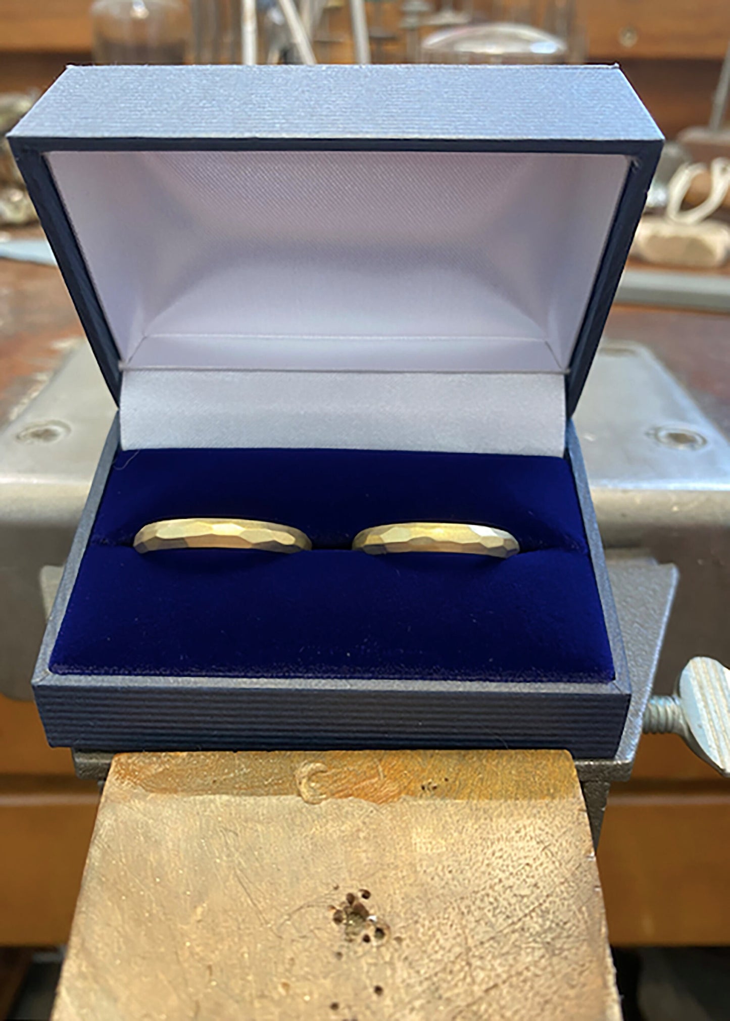 Gouden ring Facet gesatineerd