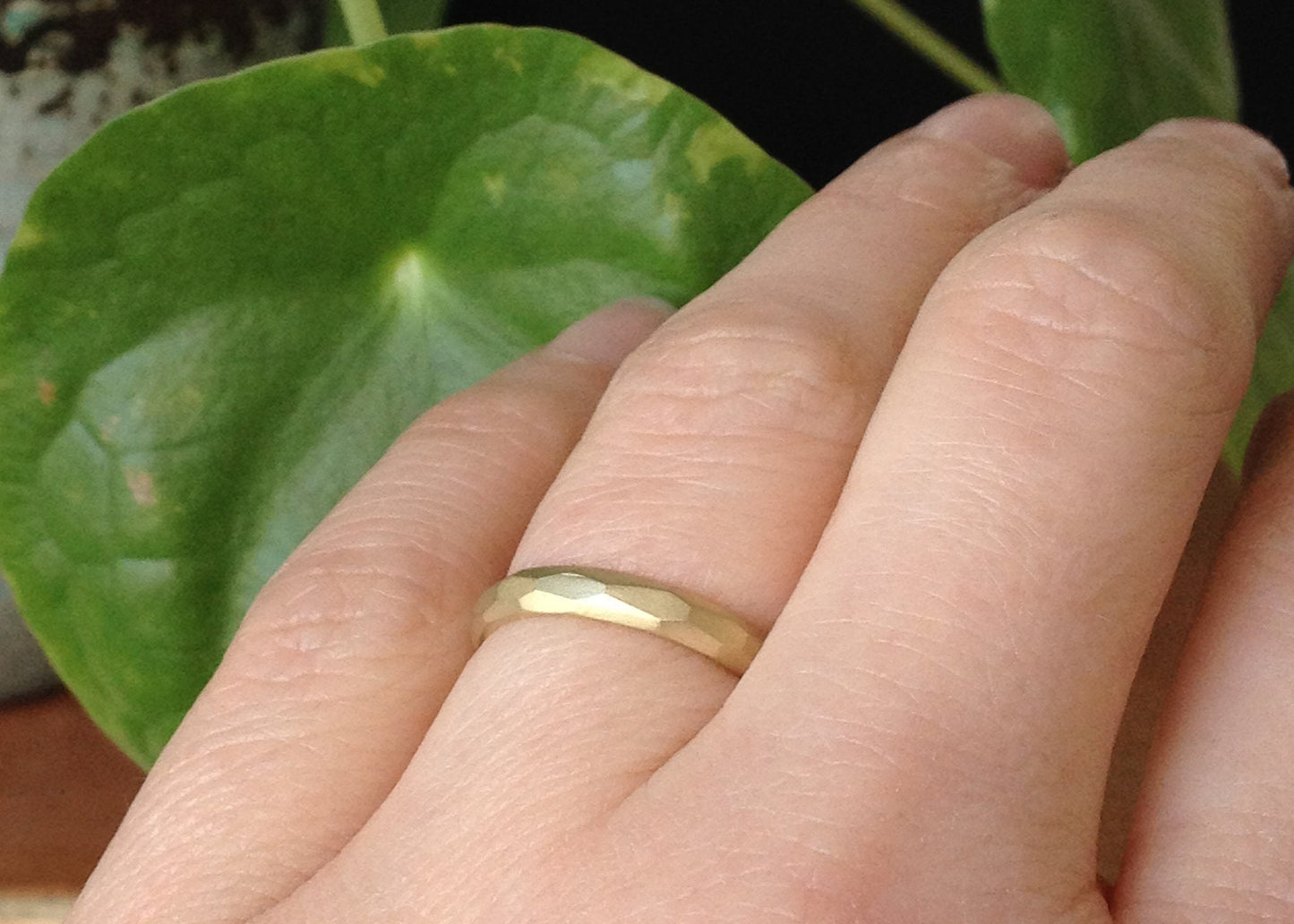 Gouden ring Facet gesatineerd