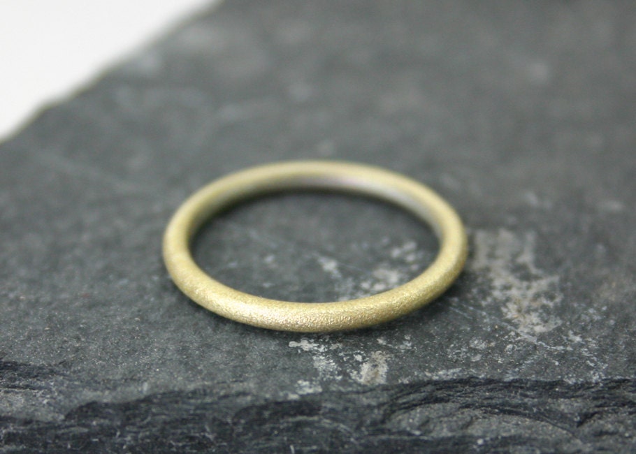 Gesatineerde Gouden Ronde Ring 2mm breed 14k goud