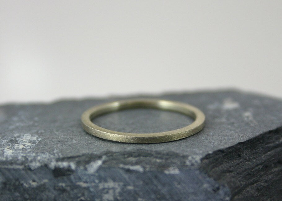 Gesatineerde Gouden smalle vierkante ring