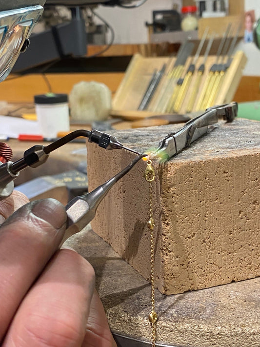 Ambachtelijke reparatie van sieraden in Limburg.