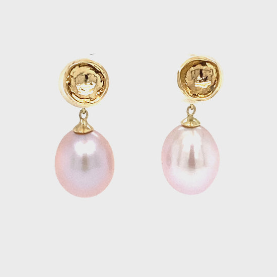 Gouden cup oorstekers met rose baroque parel uit het atelier van Sanders Weyden