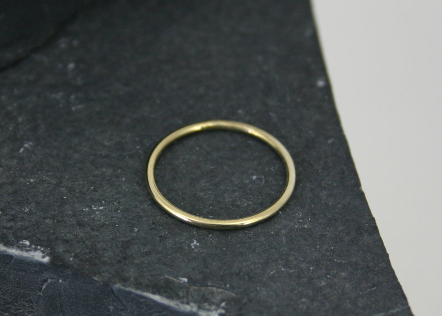 Ronde ring 1,2mm breed 14k goud