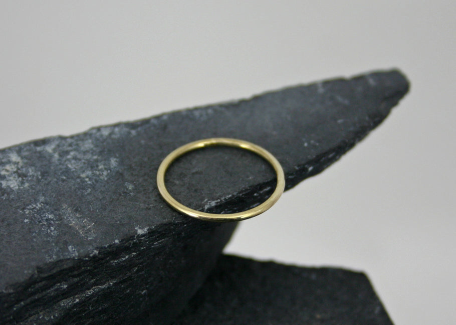 Ronde ring 1,2mm breed 14k goud