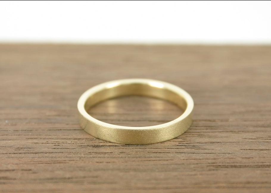 Trouwring Elegant Gesatineerd, 14k geel gouden ring, vlak model, 1.2 mm dik