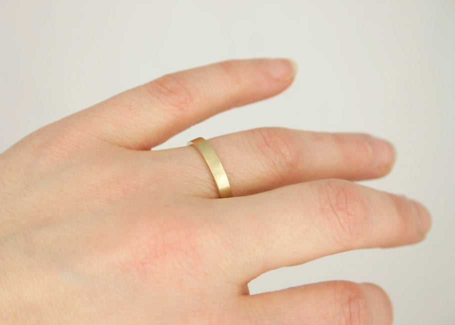 Trouwring Elegant Gesatineerd, 14k geel gouden ring, vlak model, 1.2 mm dik