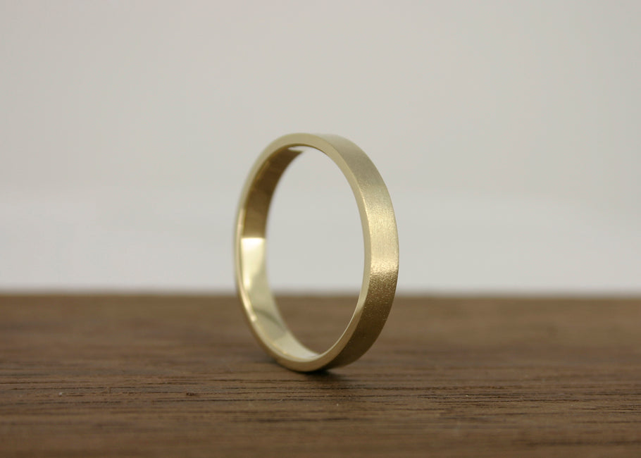 Trouwring Elegant Gesatineerd, 14k geel gouden ring, vlak model, 1.2 mm dik