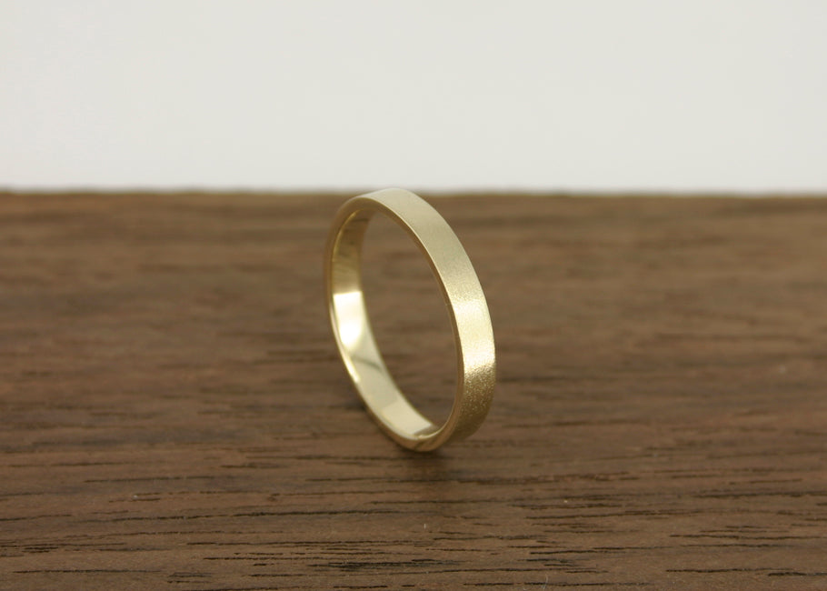 Trouwring Elegant Gesatineerd, 14k geel gouden ring, vlak model, 1.2 mm dik
