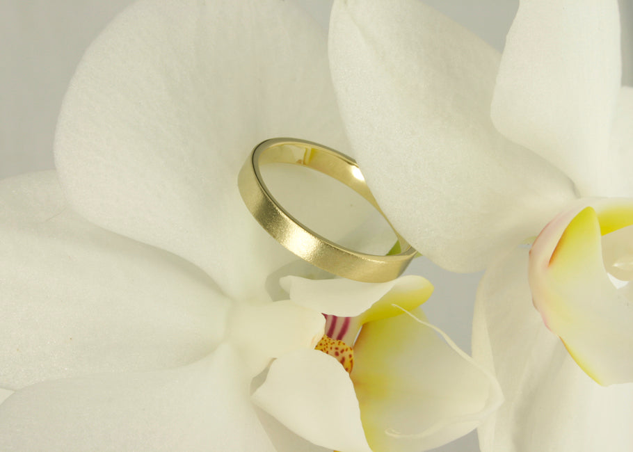 Trouwring Elegant Gesatineerd, 14k geel gouden ring, vlak model, 1.2 mm dik