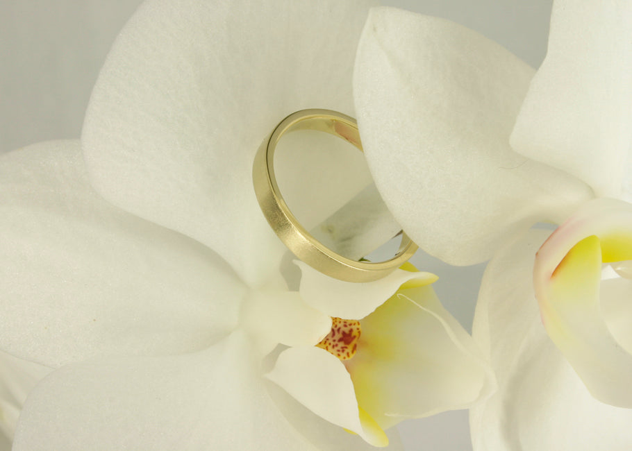 Trouwring Elegant Gesatineerd, 14k geel gouden ring, vlak model, 1.2 mm dik