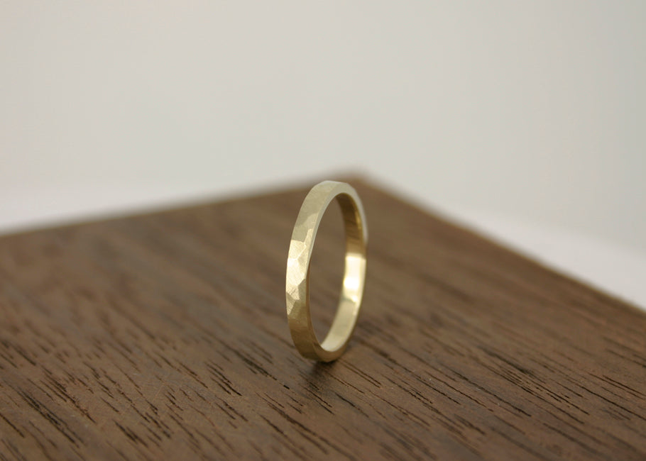 Trouwring Goud gehamerd en Satijn Geborsteld Elegant