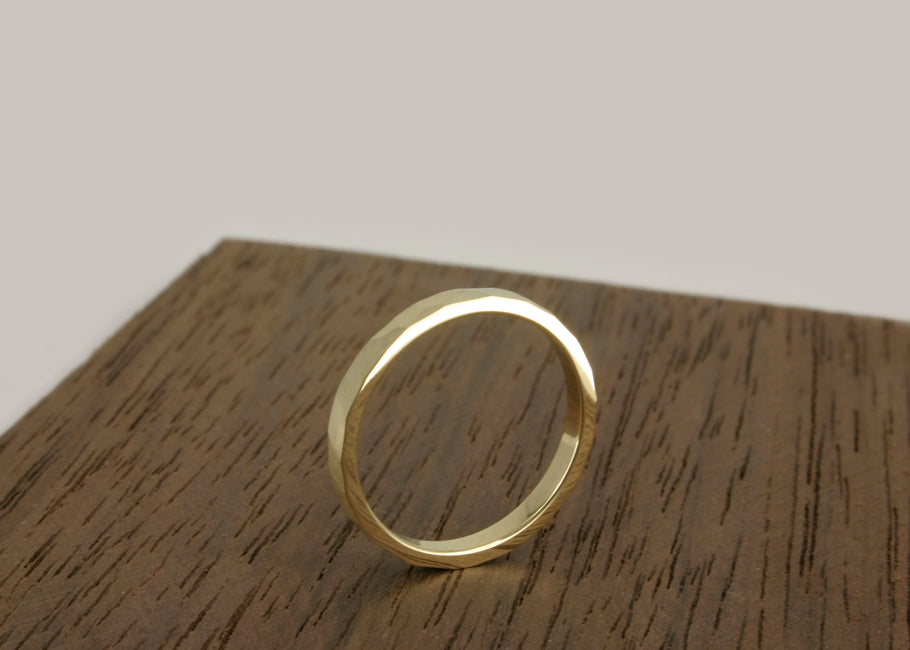 Trouwring Goud gehamerd en Satijn Geborsteld Elegant
