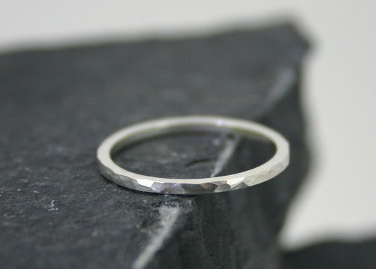Wit Gouden Gehamerde ring, 14k wit goud, smalle ring