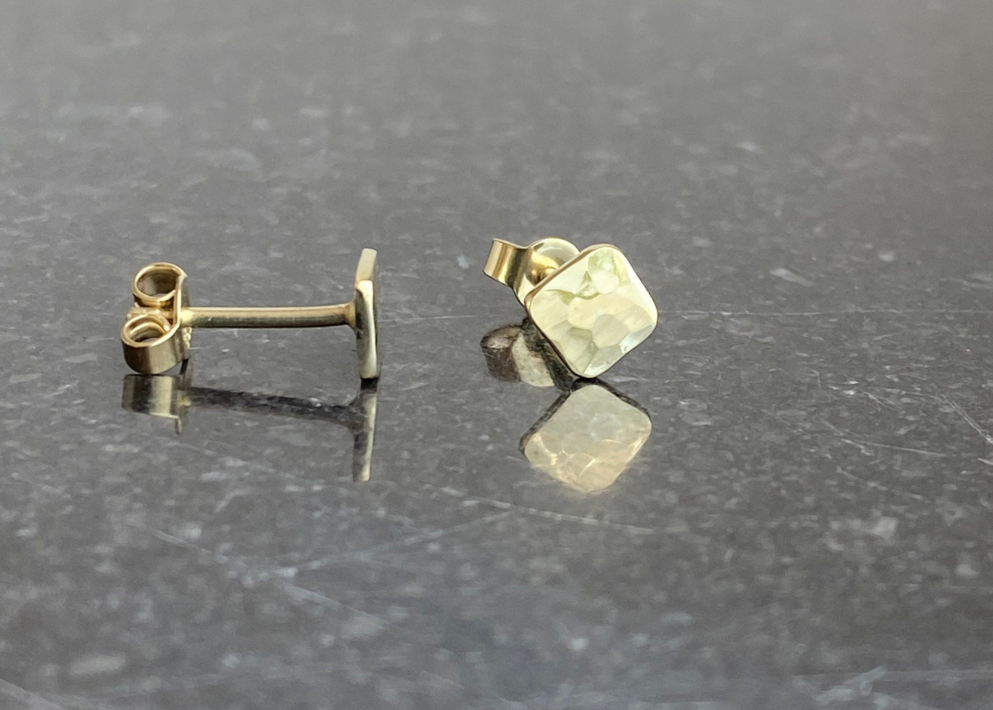 Gehamerd gouden oorstekers 14k goud, kleine cushion oorbellen