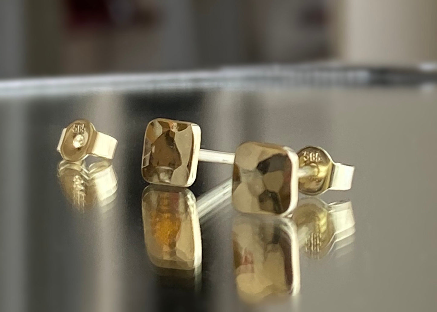 Gehamerd gouden oorstekers 14k goud, kleine cushion oorbellen