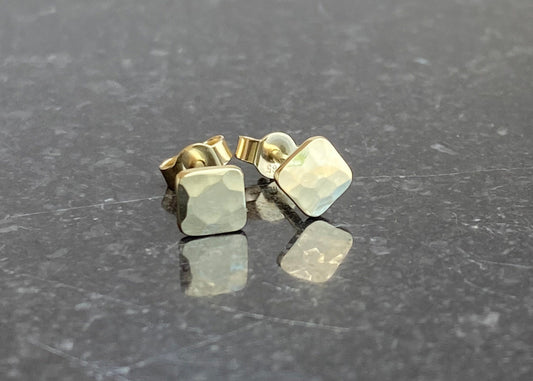 Gehamerd gouden oorstekers 14k goud, kleine cushion oorbellen