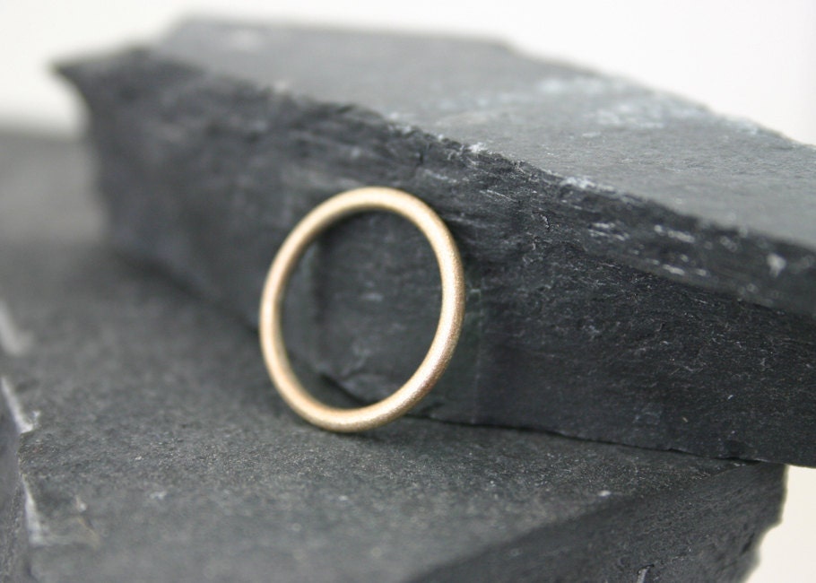 Gesatineerde Gouden Ronde Ring 2mm breed 14k goud